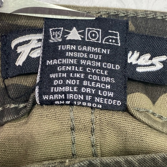 Paris Blues Sz 7 26" ankle pants in camouflage print, New with tags juniors - Picture 5 of 13